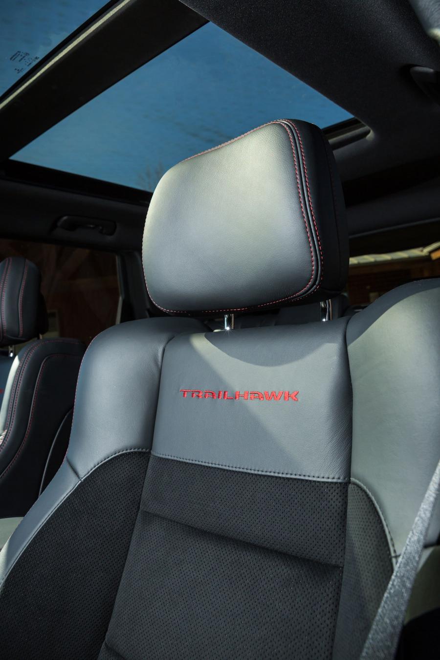 Детали интерьера Jeep Grand Cherokee Trailhawk (WK2) 2016 года  (фото 12 из 40)